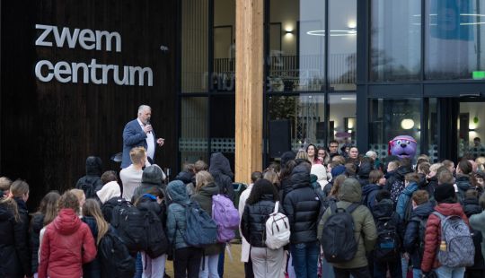 Eerste bezoekers nemen een duik in het nieuwe Zwemcentrum De Welle